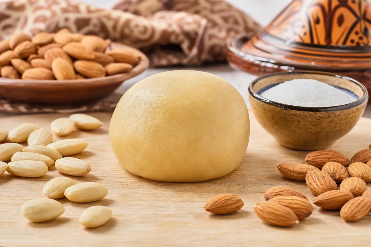 Pâte d’amande maison avec amandes et sucre